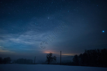 冬季夜晚喀尔巴阡山脉的星空暗夜图片
