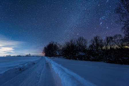 冬季夜间在喀尔巴阡山的夜晚有星亮的黑图片