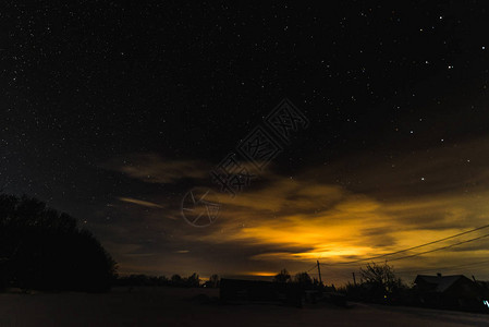 冬季夜间在喀尔巴阡山的夜晚有恒星阴图片