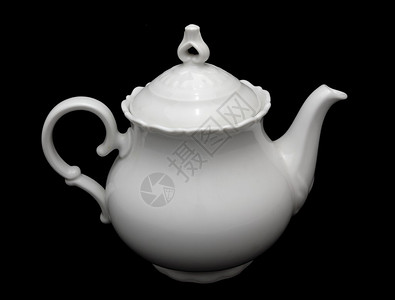 放在黑色背景上的白色瓷茶壶背景图片