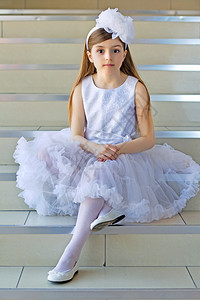 穿着白裙子坐在台阶上好女孩图片