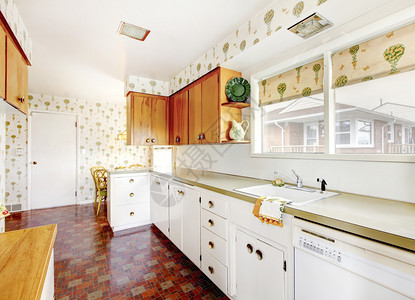 白色和棕色厨房内饰瓷砖和花卉图案墙纸图片