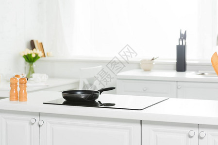 现代厨房有白色柜子图片