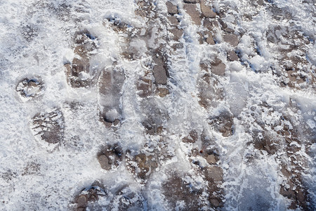 许多鞋底指纹在雪和冰混合物的铺图片