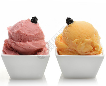 白碗里的橙子和草莓冰糕图片