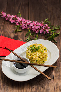 鸡蛋和绿菜炒饭烹饪木制背景最图片