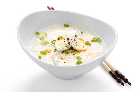 大米粥或者在白碗里吃煮熟的蛋白背景图片