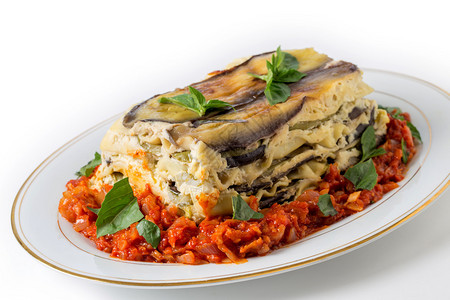 用粗菜和茄子苏奇尼和意大利面卷和贝沙米酱制成图片