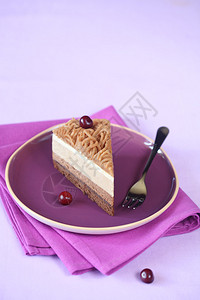切斯特努多语言MousseCake的一块亮紫色盘子和餐巾纸上背景图片