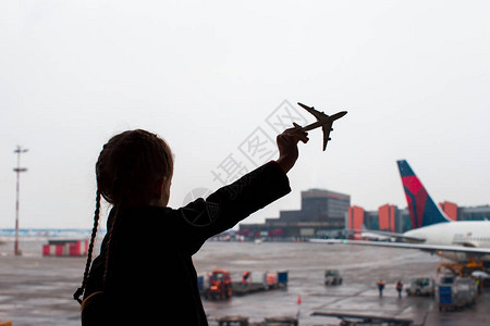 儿童手中机场小型飞机型图片