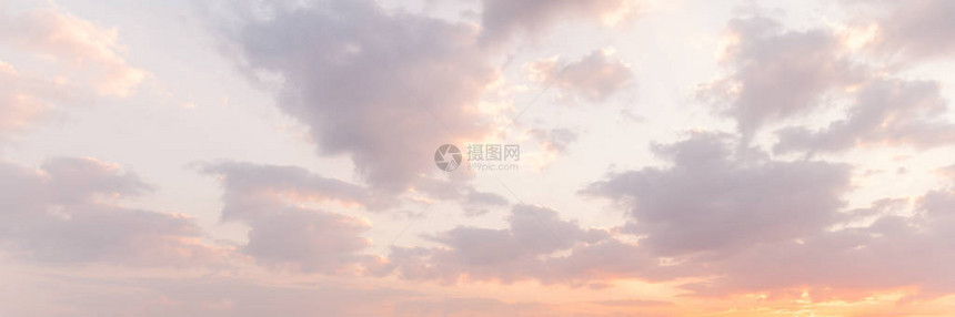 夕阳的天空和云彩背景图片