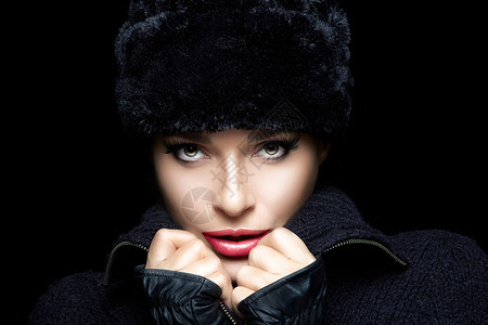 冬之美时尚漂亮的女孩戴着时髦的毛皮帽子和手套看着相机高级时装肖图片