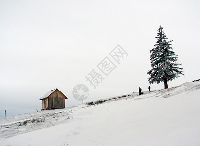 与小屋的冬天山风景图片
