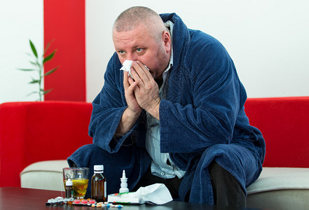 成年男子感冒和流感疾病缓解图片