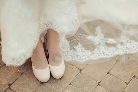 新娘穿上婚鞋图片