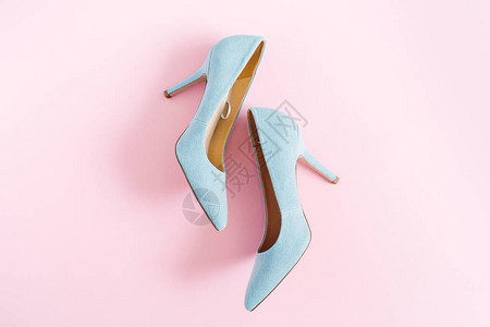 时尚博客外观粉红色背景的淡蓝色女式高跟鞋平躺背景图片