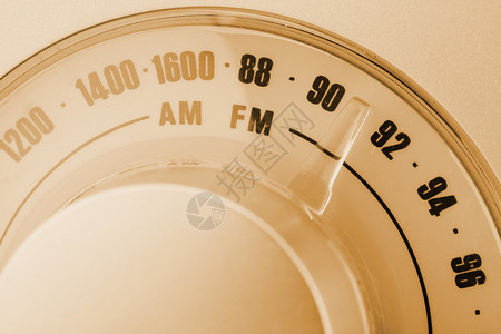 复古风格的收音机调谐器表盘特写棕褐色调图片
