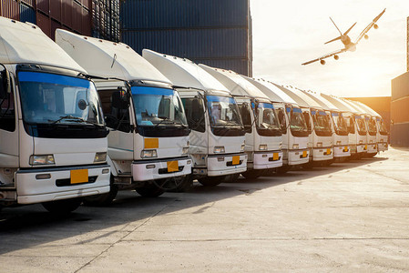 集装箱卡车和货运飞机在港口的仓库物流进出口背景图片