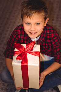 微笑的男孩拿着礼物背景图片