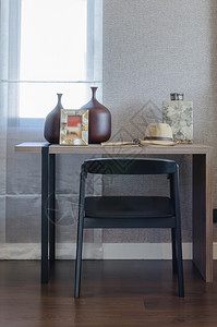 家里工作角的黑色椅子和木桌背景图片