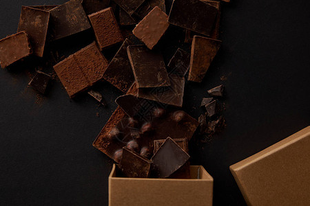 黑色上方的盒子和各种美味巧克力巧克力图片