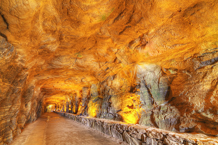 洞穴隧道的内部图片