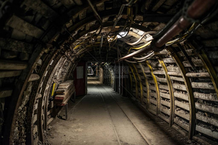 有铁轨的地下煤矿隧道图片