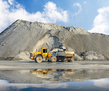 矿井中的装载机挖掘机背景图片