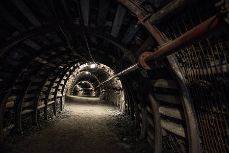 地下黑煤矿的地下隧道图片