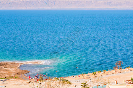 约旦死海沙滩上的全景高清图片