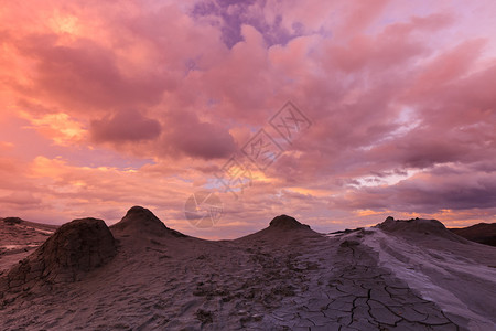 罗马尼亚布佐Buzau的泥火山图片