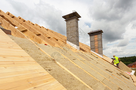 在正建造的新房屋上安装屋顶隔绝材料岩潮的屋顶图片