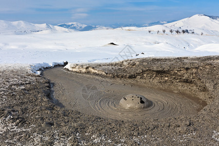冬季的泥火山坑图片