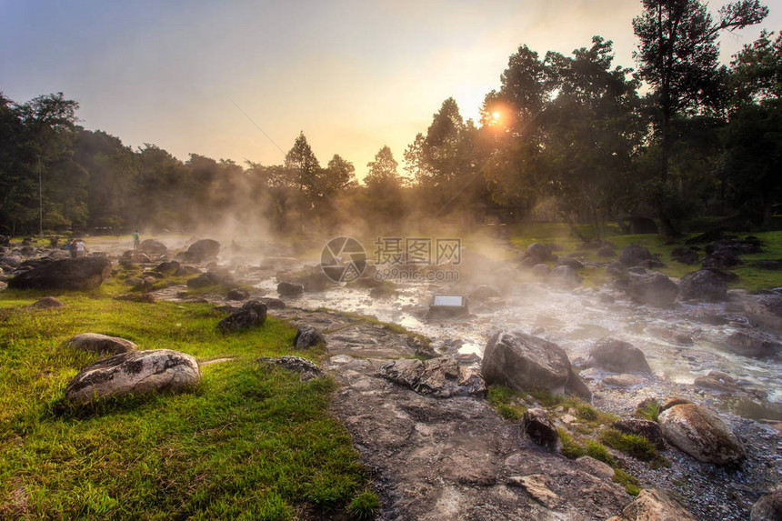 泰国南邦府蔡山公园的温泉和晨雾背景中的矿泉水图片