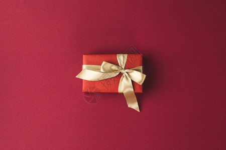 喜庆装饰的圣诞节礼物顶部视图红色背景图片