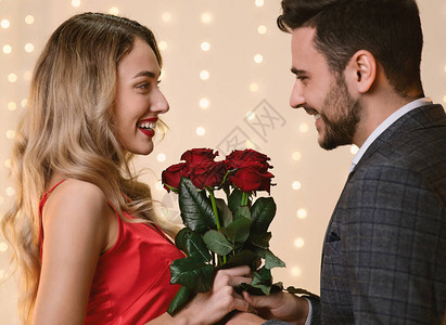 爱人给他快乐的女朋友送玫瑰花布图片