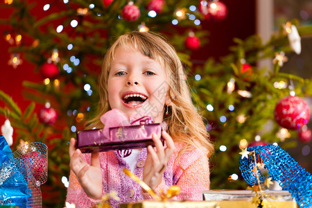 圣诞快乐的小女孩圣诞夜带着圣马礼物图片