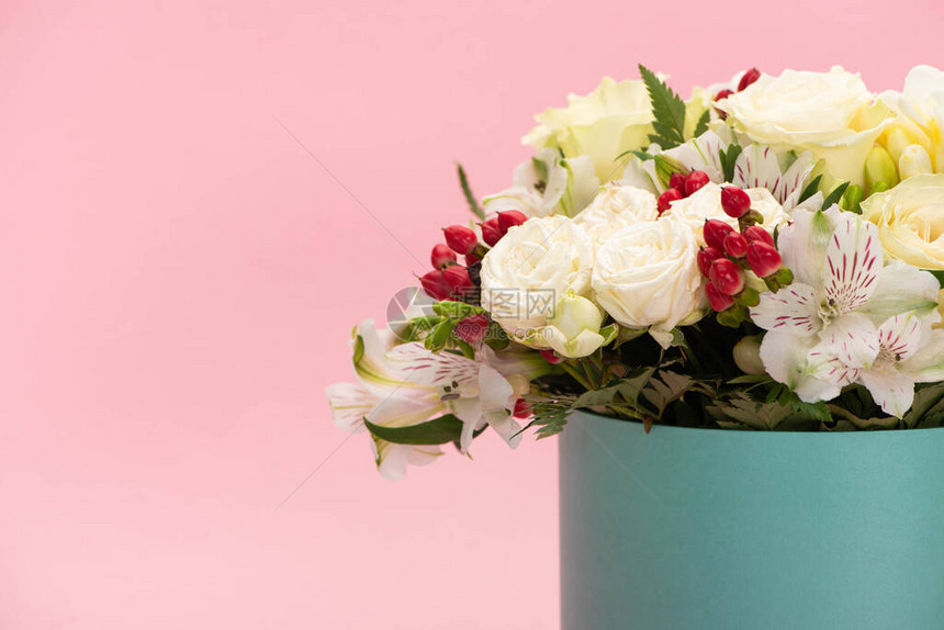 花束花装在绿的礼物盒中图片
