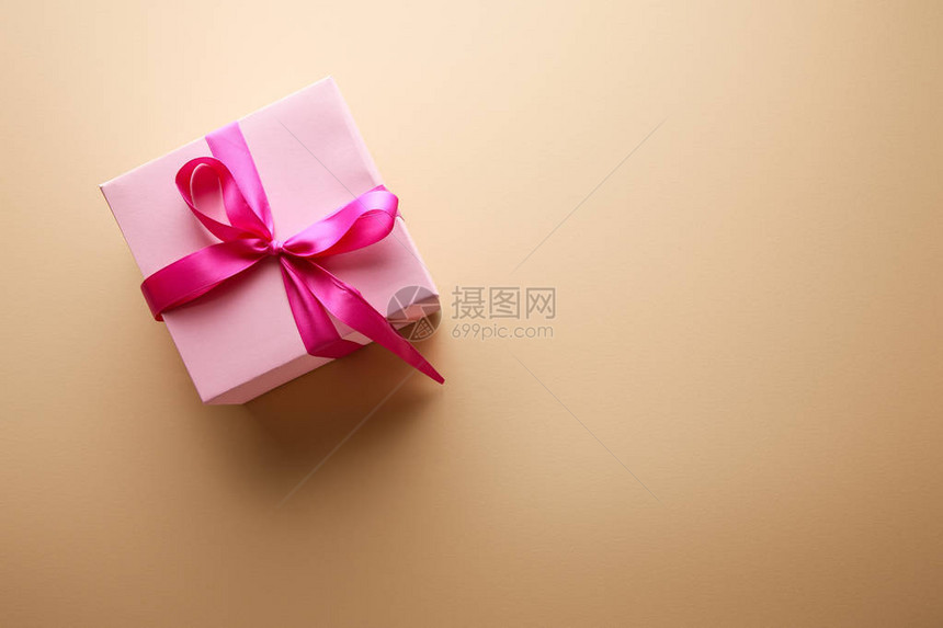 粉红色礼品盒顶部视图带有蜜蜂图片
