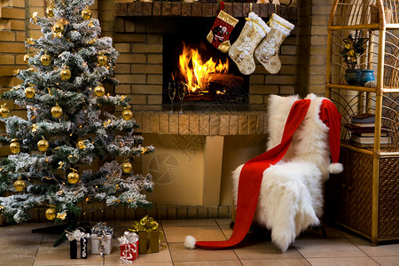 圣诞节房间有壁炉椅子礼物和装饰的f图片