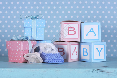 婴儿托所短靴假奶嘴和婴儿字母粉色和蓝色礼品盒图片
