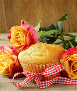 蛋糕松饼和一束玫瑰花图片