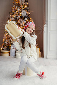 可爱女孩的肖像穿着舒适温暖的冬装背景图片