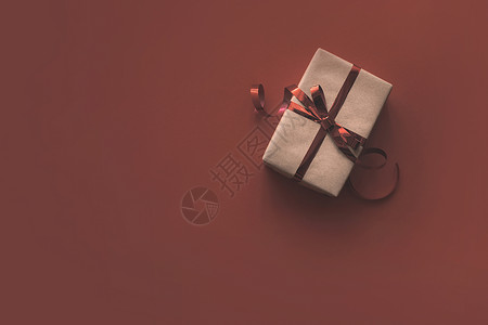 带丝的圣诞克拉夫特礼品盒用红色和图片