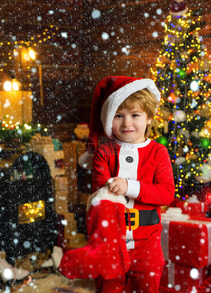 童年时光孩子男孩拿着圣诞礼物圣诞袜概念孩子开朗的脸在圣诞袜里得到了礼物圣诞袜的内容哦图片