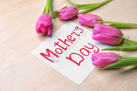 美丽的郁金香和母亲节卡片在图片