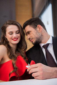 男子在圣情人节向餐厅的女友求婚时有选择图片