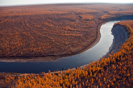 直升机坠落时莫埃罗坎河和西伯利亚泰加河岸图片