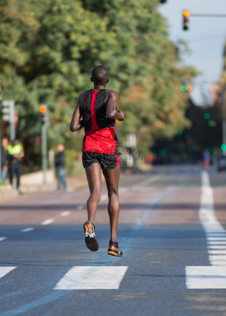 马拉松跑步者在直街上图片