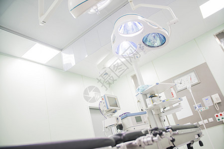 医院明亮空荡的手术室图片